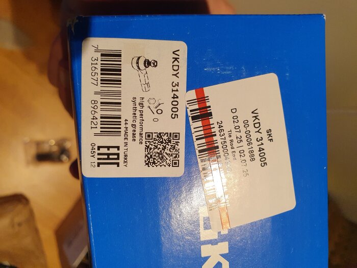 Blå SKF-låda med etikett som visar reservdelsnummer VKDY 314005 och streckkod, text "high performance synthetic grease.