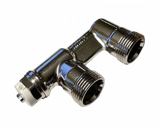 Förbigångskoppel av metall med tre gängade anslutningar, används i rörsystem för bypass-lösningar vid renovering.