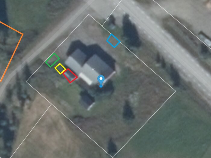 Satellitbild av ett hus med färgmarkeringar som visar olika positioner för en flyttad skoterbod på tomten; röd, grön, blå och gul markering.