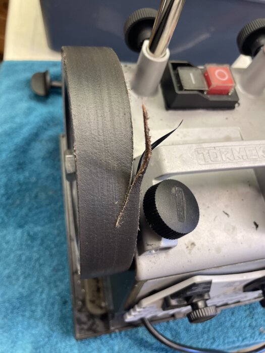 Slipskiva på Tormek-maskin med en skadad egg upptill, använd vid slipning av en gammal och vass Morakniv.