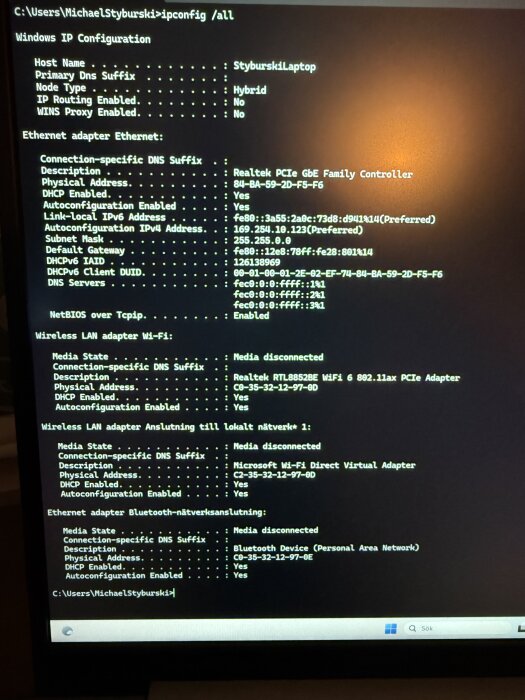 Skärmbild av kommandotolken som visar resultatet av "ipconfig /all" med nätverkskonfigurationer och status för olika adapteranslutningar.