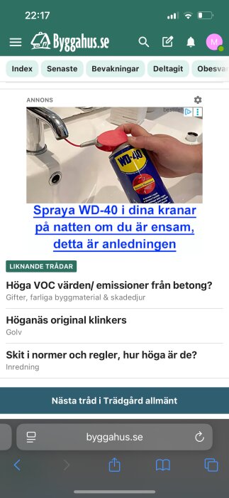 En hand håller en burk WD-40 över ett handfat, med texten "Spraya WD-40 i dina kranar".
