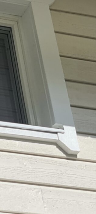 Ett fönster med vit panel och felmonterat fönsterbleck. Borde installeras under smygen enligt diskussionen. 팁 om att skapa nytt bleck själv.
