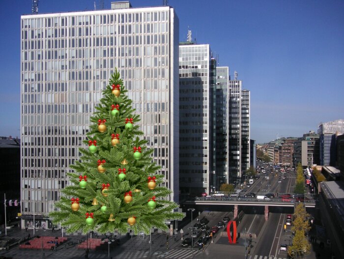 Julgigantisk gran framför en hög skyskrapa i en stad med bilar längs en gata.