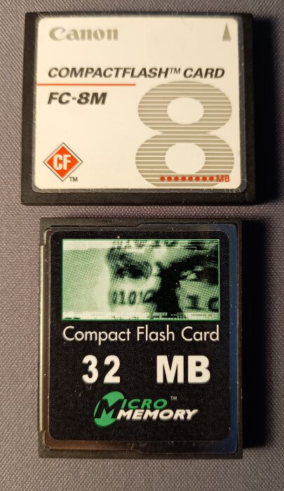 Två Compact Flash-minneskort visas: ett Canon-kort på 8 MB och ett MicroMemory-kort på 32 MB.