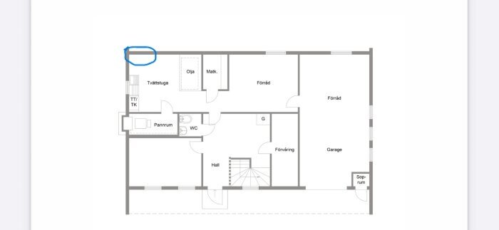 Planskiss över suterrängvilla från 1970 med markerat område vid tvättstugan, där fuktproblem uppstått enligt diskussion.