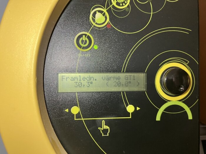 Display som visar "Framledn. värme 30,3°". Gul och svart enhet med knappar. Shuntventilens ställdon kan vara stängt.