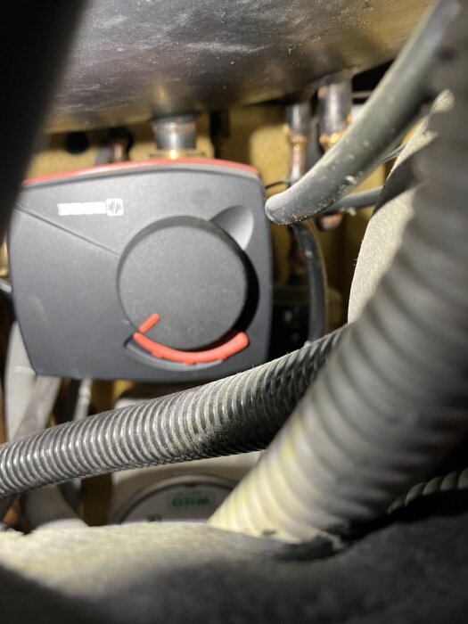 Shuntventilens ställdon i ett stängt läge, omgiven av rör och kablar.