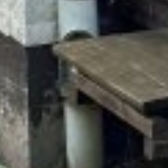 Stuprör med anslutning till automatisk lövrensare, visar en potentiell vattenläcka vid regn.