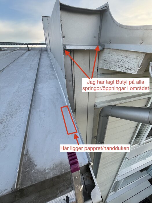 Tak med plåt och Butyl-tätningar vid skarvar, pappersinlägg för att indikera vattenläckage synligt; takrenoveringsdetalj i fokus.