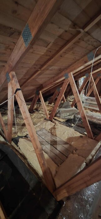 Takstolar av trä med isolering på vinden i ett hultfredshus från 1968.