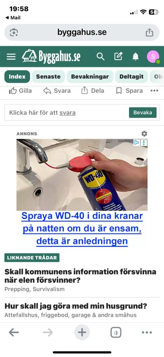 Person som sprayar WD-40 på en kran ovanför ett handfat.