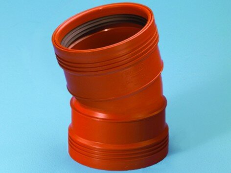 Orange Wavin Wafix PVC-rörmuff med trippla läppar, används för enkel montering av rör, lämplig för markanvändning.