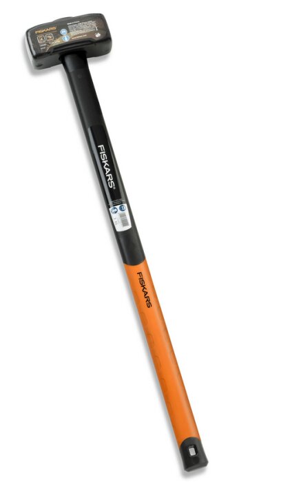 Slägga med orange och svart handtag, märkt Fiskars, används felaktigt för att bearbeta ett 110mm rör enligt inläggsdiskussionen.