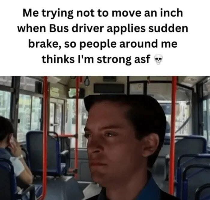 En person som ser bestämd ut sitter i en buss med text ovanför om att inte röra sig när busschauffören bromsar plötsligt.