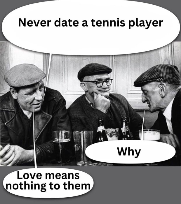 Tre äldre män sitter vid ett bord på en pub och samtalar. Textbubblorna innehåller ordvits om tennis och kärlekens betydelse.