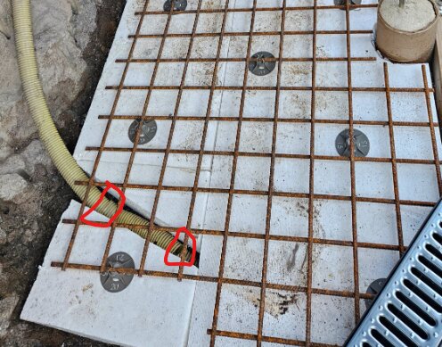 Gult skyddsrör på armeringsnät med öppna skarvar markerade, redo för gjutning.