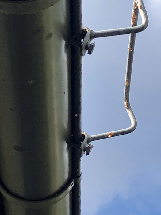 Hängrännan med monterad stödarm fotograferad mot blå himmel.