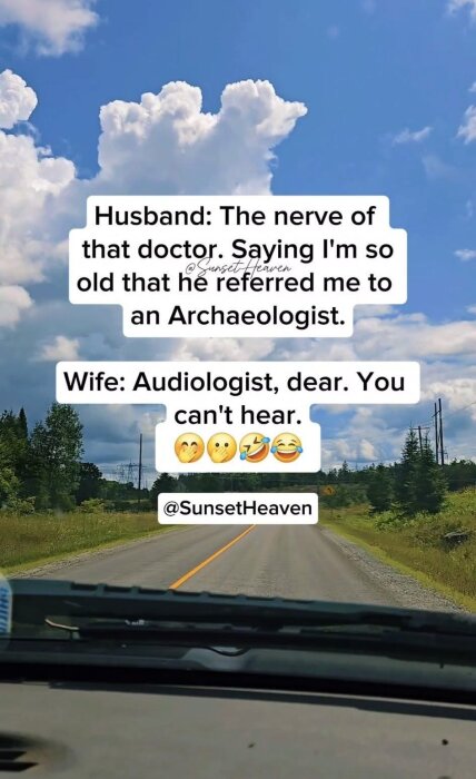 Vy från en bil på landsväg under molnig himmel med humoristisk text om missförstånd mellan man och fru angående audiolog och arkeolog.