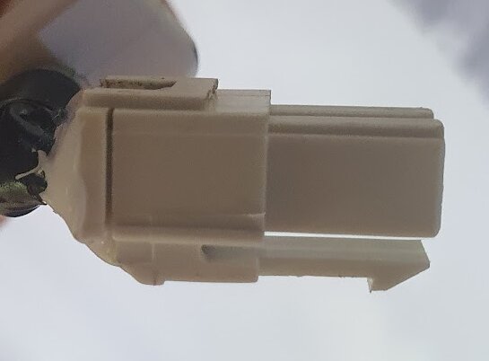 Kontakt för anslutning av LED-lampa till frysen, vit plast, hona och hane, detaljbild.