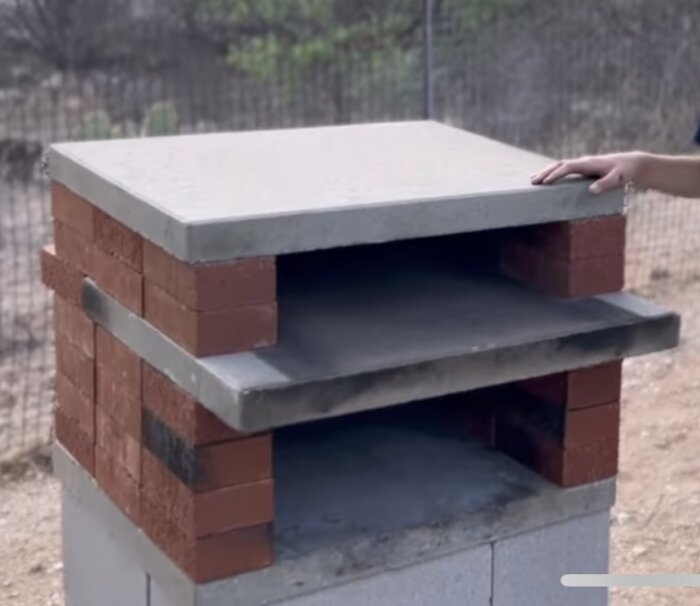 Tegelkonstruktion för pizzaugn med betongplattor; diskuteras 60 mm tjocklek för bakplattan för optimal värme och hållbarhet.