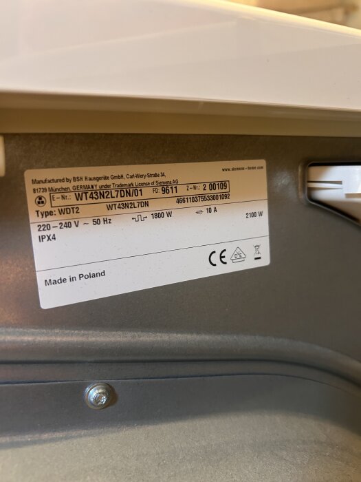 Siemens torktumlare typetikett, modell WT43N2L7DN med tillverkningsinformation och strömspecifikationer, tillverkad i Polen.