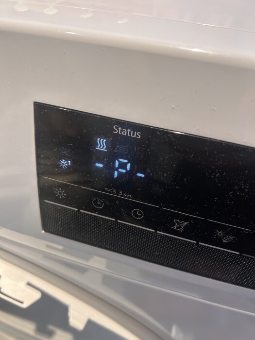 Kontrollpanel på en Siemens torktumlare som visar -P- (pausläge) på displayen.