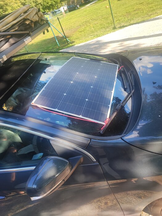 Solpanel placerad på en bils motorhuv under skugga, ger 3 watt enligt användarens inlägg om panelens prestanda.
