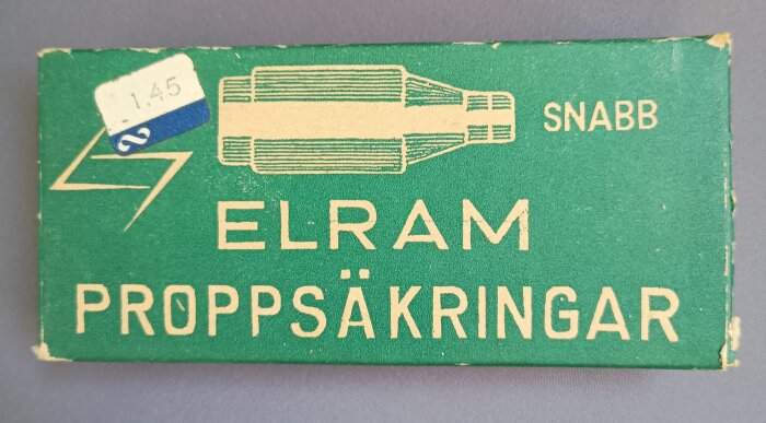 Grön förpackning med texten "Elram Proppsäkringar Snabb" och illustration av en säkring med priset 1,45.
