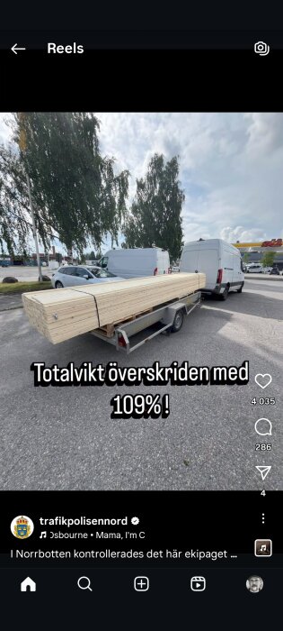 Släpvagn lastad med träreglar, kopplad till en vit skåpbil, med texten "Totalvikt överskriden med 109%!" i en parkeringsmiljö.