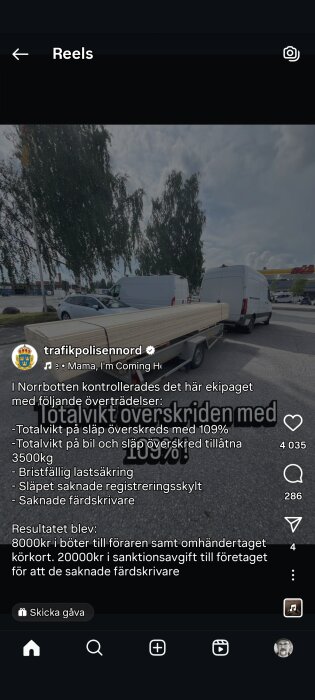 En vit skåpbil med en släpvagn lastad med virke står på en parkeringsplats. Texterna beskriver trafikförseelser och böter.