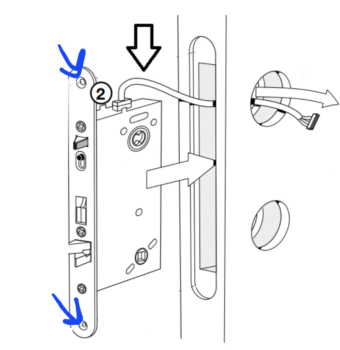 Ritning av en dörrlåsinstallation med två skruvar markerade med blå pilar för att lossa.