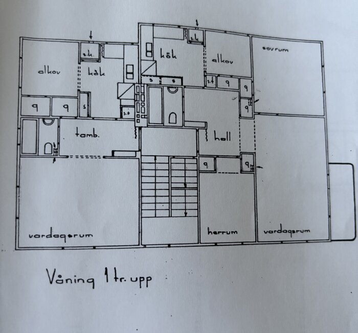 Planskiss över övre våningen i ett hus från 1937, visar rum som herrum och vardagsrum vilka diskuteras för att ändra planlösningen.