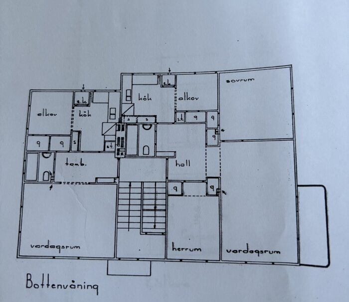 Planritning av bottenvåningen i ett hus från 1937 med rum etiketterade som kök, alkover, tambur, herrum och vardagsrum.