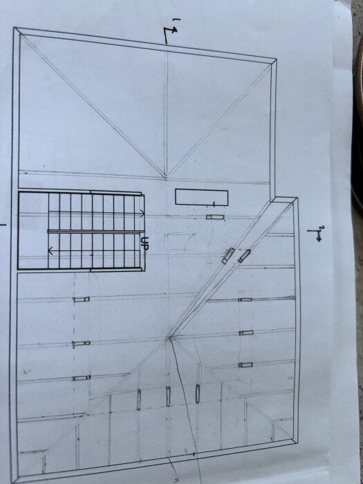 Ritning av vinden i ett hus från 1937, visar placering av takstolar och strukturella detaljer.