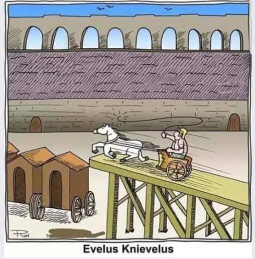Tecknad bild av en antik romare i en vagn dragen av hästar, som hoppar över tre hinder i en arena, med texten "Evelus Knievelus" under.
