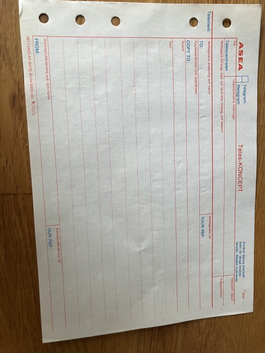 Telexformulär från ASEA med rubriker för avsändare, mottagare och text, samt hål för pärmförvaring.