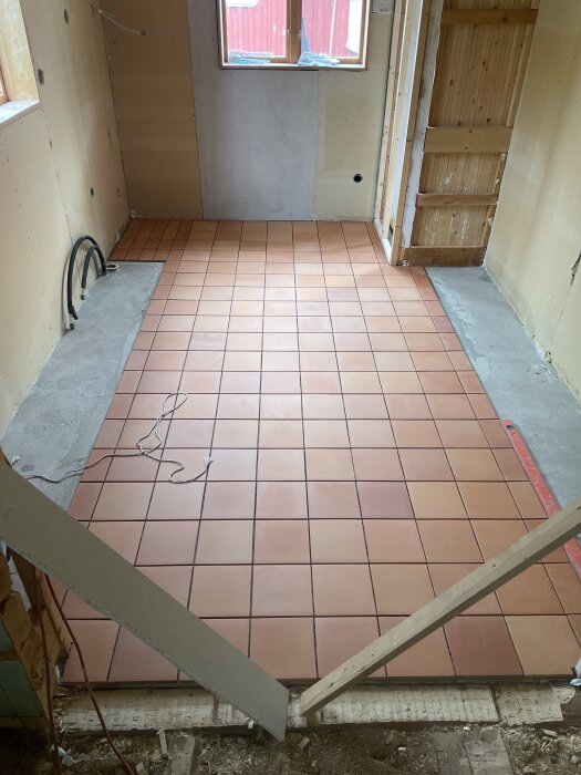 Nyinstallerade Höganäs Rustikrosa klinkerplattor i ett renoverat kök.