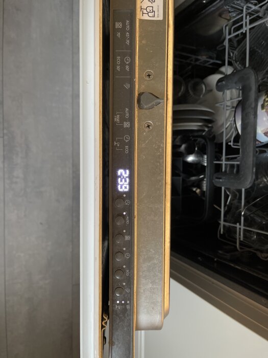 Inbyggnadsdiskmaskin med låst program och osvarande display; dörren är öppen och maskinens frontpanel visar en digital display med koden 239.