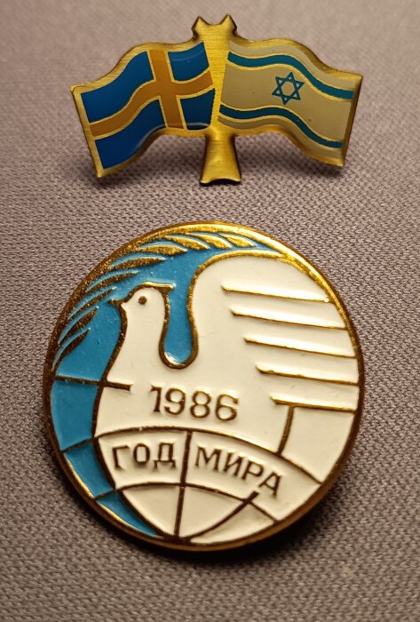 Svensk-Israeliska vänskapsförbundets pin och Sovjetiskt fredsmärke med 1986-duva och text på ryska.