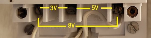 Närbild av anslutningar på en Friedland 752 transformator med märkningarna 3V, 5V och 8V ovanför kablar och skruvar.