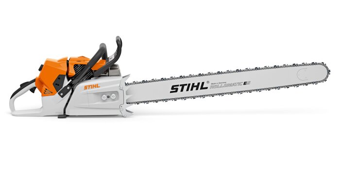 Motorsåg med orange och grå design, märkt "STIHL" på svärdet, används för träkapning.