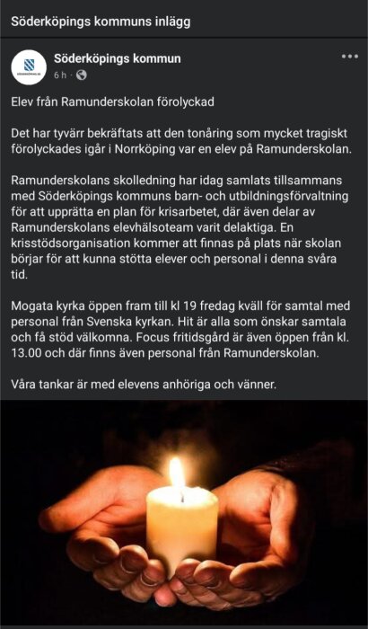Händer håller ett tänt ljus i en mörk omgivning, som en symbol för sorg och minne.