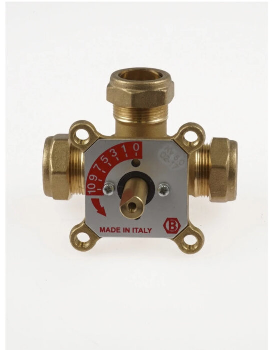 Trevägsventil av mässing med graderad rotationsindikator, märkt "Made in Italy", används för uppvärmningssystem, särskilt för poolvärmeinstallation.