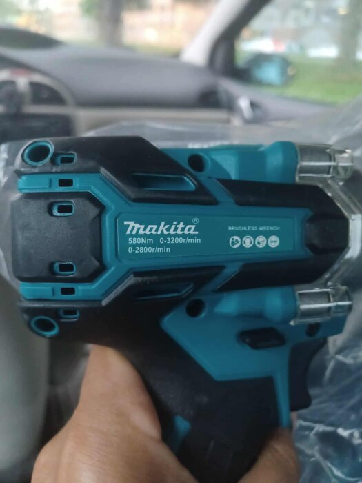 Makita brushless wrench med etikett visar "580Nm 0-3200r/min 0-2800r/min".