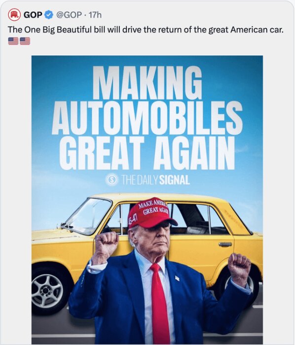 A person i röd keps framför en gul bil med texten "Making Automobiles Great Again" i bakgrunden.