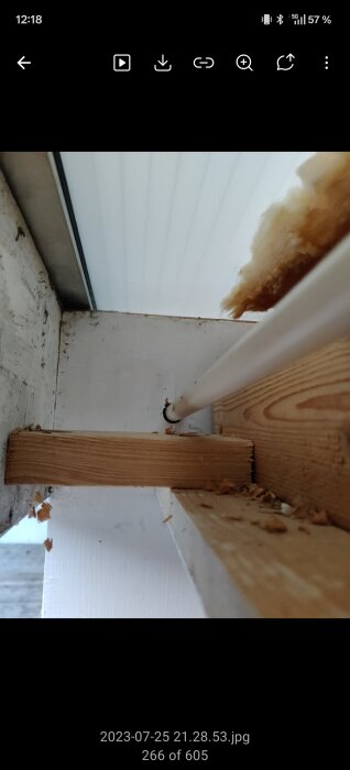 Trästomme och takfot i ett uterum, visar konstruktion och potentialt fuktproblem.