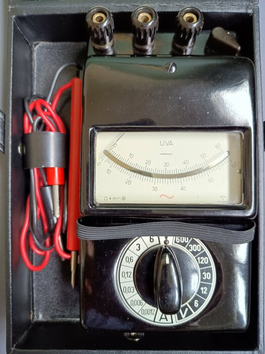 Analog volt- och amperemeter från Gossen med svart bakelithölje och röda mätkablar i en väska.