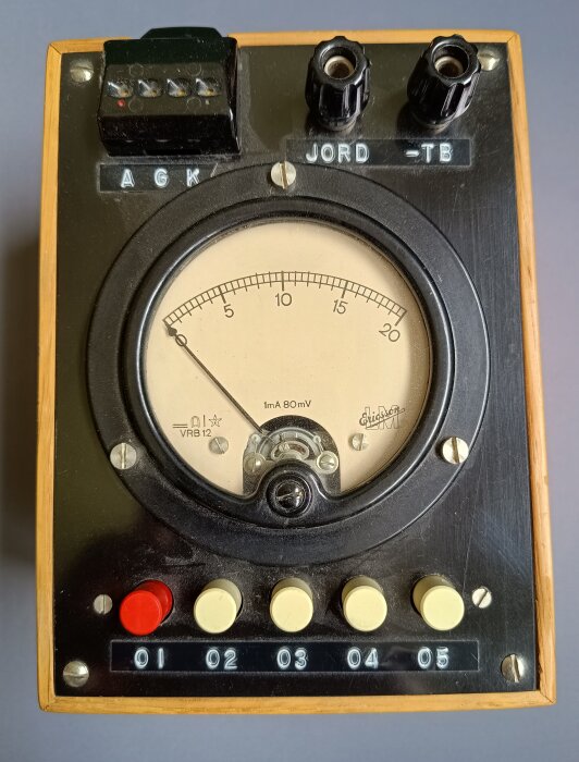 Analoga volt- och amperemeter från Gossen med bakelithölje, visande en analog skala och knappar.