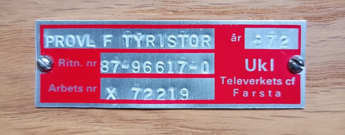Röd skylt med texten "PROVL F TYRISTOR", år 1972, och specifikationer från Televerket i Farsta.